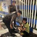 Petugas saat menangkap pencuri kabel Telkom di Surabaya.