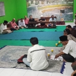 Suasana forum pertemuan Bacakades Pasuruan yang gagal lolos tes akademis di Aula PP. Darul Falah, Gajah Bendo, Beji, Pasuruan, Senin (4/11).