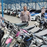 Kasatlantas Polres Kediri, AKP Mega Satriatama, saat mengecek sepeda motor yang diamankan. Foto: Ist