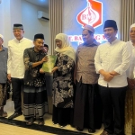 Gubernur Khofifah menerima Surat Bersama Bupati se-Madura serta Naskah Akademik KEK Tembakau Madura dalam pertemuan yang berlangsung usai rangkaian kegiatan Haul Pondok Pesantren Banyuanyar, Pamekasan. Foto: Ist.