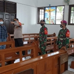 Personel gabungan saat meninjau salah satu gereja.