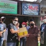 Penyerahan paket bantuan PWI Mojokerto ke LPS Kedungsari. (foto: ist)