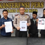 Kapolres Blitar Kota AKBP Leonard M Sinambela saat memberikan keterangan terkait viralnya postingan yang berisi prediksi munculnya virus di awal tahun 2020, Kamis (12/3/2020).