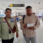 LM, warga negara Kepulauan Solomon saat dikawal petugas Imigrasi Kediri sebelum dideportasi. Foto: Ist