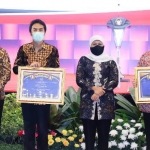 Gubernur Jawa Timur Khofifah Indar Parawansa saat penyerahan penghargaan dari Dirjen Perbendaharaan Negara Kementerian Keuangan kepada Bupati Madiun dan Bupati Tulungagung. Foto: ist 