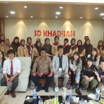 DARI KIRI: Tsuroyya (Unesa), Prof Kioko Majima, Prof Kozuka Yoshitawa, Syifa’ul Khoir SAg, MFil I serta Prof Doki Kazuhiro, sedang berfoto bersama para mahasiswa UEA dan staf pengajar SD Khadijah beserta jajaran. foto: YUDI ARIANTO/ BANGSAONLINE