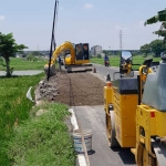 Alat berat dikerahkan untuk memperbaiki kerusakan jalan penghubung Banjarsari - Kedanyang. Foto: ist.