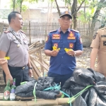 Petugas gabungan  saat menggrebek Judi Sabung Ayam di Tongas