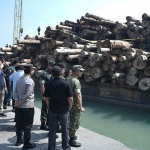 Kepala BPKP RI, Muhammad Yusuf Ateh, bersama rombongan meninjau tumpukan kayu hasil illegal logging di atas tongkang di Pelabuhan Gresik. Foto: Ist