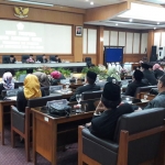 DPRD Gresik saat menggelar paripurna pelantikan pembentukan AKD. foto: SYUHUD/ BANGSAONLINE