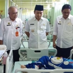 Bupati Pamekasan Badrut Tamam didampingi Direktur RSUD Slamet Martodirdjo Dr. Farid Anwar sedang mendengarkan keluh kesah pasien.
