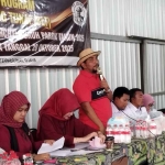 Direktur Utama PT Jawara Internasional Djaya, Marsuto Alfianto, saat penyaluran BLT DBHCHT.