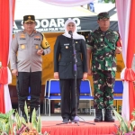 Gubernur Jawa Timur, Khofifah Indar Parawansa didampingi Kapolda Jatim dan Pangdam V Brawijaya, saat memimpin Apel Gelar Pasukan Operasi Keselamatan Semeru 2023 di GOR Sidoarjo, Senin (6/2/2023).