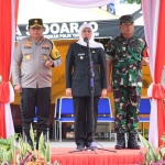 Gubernur Jawa Timur, Khofifah Indar Parawansa didampingi Kapolda Jatim dan Pangdam V Brawijaya, saat memimpin Apel Gelar Pasukan Operasi Keselamatan Semeru 2023 di GOR Sidoarjo, Senin (6/2/2023).
