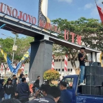 Mahasiswa Universitas Trunojoyo Madura saat menggelar demo di gerbang kampus pada hari pertama masuk kuliah.