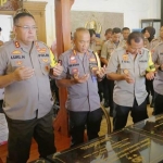 Kapolda Jatim Irjen Drs. Luki Hermawan M.Si saat memanjatkan doa usai menandatangani keempat prasasti, didampingi Wakapolda Jatim Brigjen Toni Harmanto M.H., dan Kapolrestabes Surabaya Kombes Rudi Setiawan.