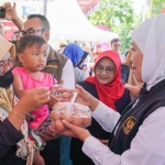 Gubernur Khofifah saat menyapa masyarakat ketika menghadiri pasar murah ke-118 di Magetan.