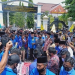 H. Fathurrahman Wakil Ketua DPRD Bangkalan beserta anggota DPRD Bangkalan dengan disaksikan Kapolres Bangkalan menandatangani tuntutan PMII di tengah Jalan Soekarno Hatta. (foto: ist).