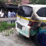 Kondisi rumah dan mobil milik Ketua DPD PAN Gresik, Khamsun, usai dilempar bom molotov. foto: SYUHUD/ BANGSAONLINE