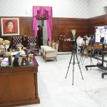 Wali Kota Risma saat menggelar pertemuan melalui video conference (vidcon) di Rumah Dinas Wali Kota Surabaya, Jalan Sedap Malam Surabaya, Senin (24/8/2020). (foto: ist).