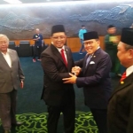 Wakil Ketua MPR RI, Mahyudin, memberi ucapan selamat kepada Eddy Kuntadi usai pengucapan sumpah sebagai anggota MPR RI. foto: istimewa