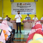 Bupati Lindra saat memberikan edukasi tentang stunting kepada kader posyandu dan masyarakat Desa Sumurgung.