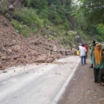 Hampir seluruh badan jalan tertutup material longsor.