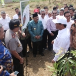 Pakde Karwo, Mendampingi menteri pertanian dalam rangka launching TTP di kab Gresik . Foto: SYUHUD A/BANGSAONLINE
