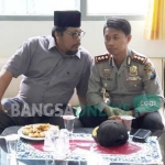 Kapolres Gresik AKBP Boro Windu Danandito dan KH. Nur Muhammad saat diskusi soal FPI di Kabupaten Gresik. foto: SYUHUD/ BANGSAONLINE