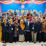 Sulistyo Budi (berdiri depan nomor 7 dari kiri) Ketua IKA Unair Kediri Terpilih bersama para Alumni Unair di Kediri. Foto: Muji Harjita/BANGSAONLINE