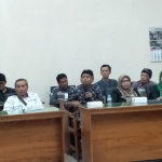  Rapat Dengar Pendapat Sekda Trenggalek beserta jajarannya dan warga serta komisi III DPRD Trenggalek di aula Gedung DPRD Trenggalek 
