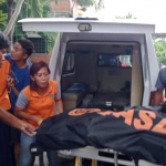 Jenazah korban atas nama Difaldi saat hendak dimasukkan ke ambulans.