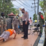 
Masyarakat Bangkalan diberisanksi sosial push up karena tidak menggunakan masker saat di jalan Soekarno Hatta, Sabtu (6/3/2021).