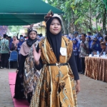 Para peserta saat tampil dalam karnaval batik di MTsN 3 Pamekasan Kecamatan Pakong, yang digelar Pondok Pesantren Sumber Bungur.