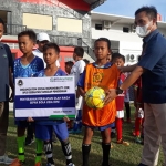 BPJS Kesehatan dan PWI Pamekasan saat memberi sosialisasi serta bantuan alat olahraga kepada 9 SSB di Madura United Training Ground.