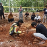 Warga Desa Gosari, Kecamatan Ujungpangkah, Kabuipaten Gresik saat menemukan situs purbakala d temat Wisata Wagos. foto: SYUHUD/BANGSAONLINE