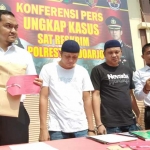 Kades Pesawan Aris (kanan, kaos hitam), dan rekanan Purwanto (kiri, kaos putih). 
