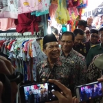 Wali Kota Mojokerto Masud Yunus didampingi Kadisperindag Ruby Hartoyo bersiap menggunting pita tanda  Peresmian dan Pencanangan Relokasi Pedagang Benpas Alun-alun. foto: YUDI EP/ BANGSAONLINE