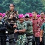 Presiden Joko Widodo digendong personel Brimob dan Marinir saat berkunjung ke Markas Korps Brimob di Jl Pasir Gunung Selatan, Cimanggis, Depok.