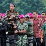 Presiden Joko Widodo digendong personel Brimob dan Marinir saat berkunjung ke Markas Korps Brimob di Jl Pasir Gunung Selatan, Cimanggis, Depok.