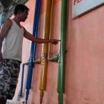 Suwarno, menunjukkan instalasi gas metan sebelum didistribusikan ke warga.  (Yudi eko Purnomo/BangsaOnline)