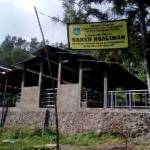 Pembangunan kandang komunal sapi yang digugat si ahli waris pemilik lahan. (Galih/BANGSAONLINE)