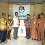 KPUD Kabupaten Blitar saat menerima berkas dari partai Golkar. foto: AKINA/ BANGSAONLINE