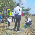 Petugas saat melakukan olah TKP di lokasi penemuan mayat korban.