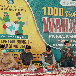 Foto dari kiri, KH Wildan Khoiron; Camat Komari; KH.Ahmad Rifa