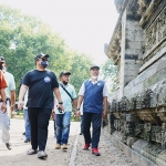 Bupati Kediri, Hanindhito Himawan Pramana, saat meninjau Candi Tegowangi.