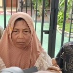 Mbah Darmi memberikan keterangan usai mengikuti sidang dengan agenda pembacaan vonis di Pengadilan Negeri Tuban.