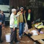 Korban saat akan dievakuasi oleh petugas.