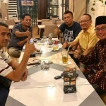 Lima petinggi partai di Gresik saat melakukan pertemuan. foto: SYUHUD/ BANGSAONLINE