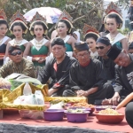 Arak-arakan larung sesaji Gunung Kelud.